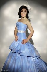 组图：刘媛媛拍宝蓝礼服写真 高贵典雅引领时尚