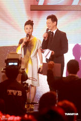 幻灯图：容祖儿露肩礼服帅气 阿Sa(蔡卓妍)颁奖礼上露笑容