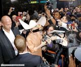 组图：Lady Gaga推广安全性行为 塑胶装展丰胸纤腰