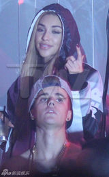 组图：比伯被捕前派对照曝光 裸上身与嫩模狂欢