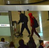 组图：文章全副武装现身沪机场 未见马伊琍踪影