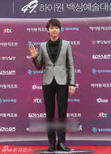 组图：宋仲基银色小西装亮相 亮招牌微笑帅萌