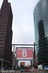 高清组图：柏林电影宫外忙碌不停 工作人员紧张布置