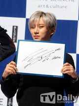 组图：BEAST出席粉丝签名会休闲装显亲和