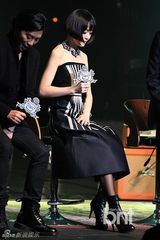 组图：紫雨林回归首唱 女主唱透视装性感