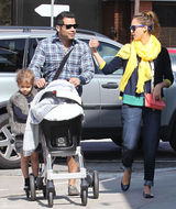 高清组图：杰西卡-阿尔芭一家四口外出其乐融融