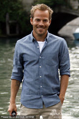 高清图组：《在某处》亮相 童星艾丽-范宁可爱登台