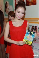 组图：众嫩模性感现身书展集体秀爆乳