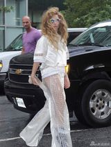 组图：Gaga爆炸头戴彩色小眼镜 手拿水晶棒搞怪