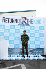 高清组图：韩星李准基退伍现场 千名粉丝迎接