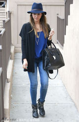 组图：阿尔芭潮装抢镜 头戴宽檐帽变时尚达人