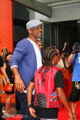 幻灯图集：《功夫梦》北京首映 成龙小史密斯秀醉拳