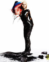 组图：Lady Gaga裸身涂油料 扮黑美人鱼呼吁环保