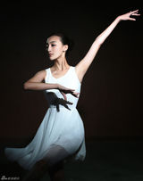 组图：曲双双艺术体操写真白裙飘逸