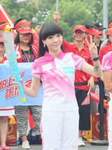 组图：吴莫愁李代沫张玮担任亚青会火炬手