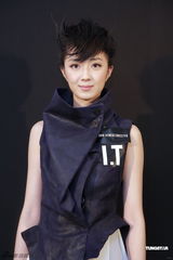 组图：桂纶镁亮相时装展秀别样风情