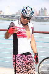 组图：张震岳抛颓废风走运动路线 骑单车环岛