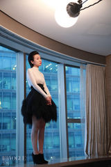 组图：汤唯闫妮林鹏《Vogue》演绎时装电影梦