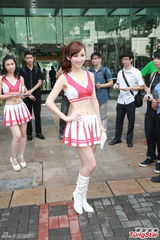 组图：高海宁秀事业线露长腿 徐子珊认身材输阵