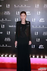 组图：周丽淇连诗雅干练造型亮相时装秀