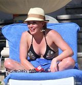 幻灯：传希拉里达芙已与男友订婚 海边度假秀钻戒