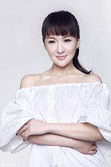 组图：郑亦桐纯美写真曝光 露香肩大玩衬衫诱惑