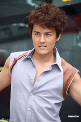 组图：吴克群和充气人偶演绎夜店醉女