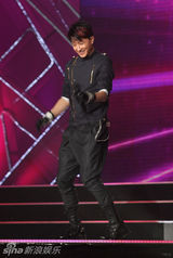 组图：第三届风云新人盛典 韩庚欢快跳“喜洋洋”