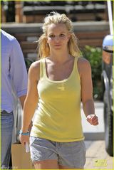 组图：布兰妮夏日穿大棉靴 露壮硕象腿