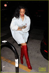 组图：蕾哈娜个性红靴亮眼 满手纹身土豪范十足