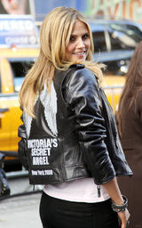 幻灯：维多利亚秘密内衣秀众超模纽约街头拍写真