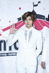 独家：东方神起出道十年开唱 白衣帅气兄弟情深