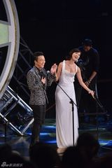 组图：林志玲金马奖大秀性感 和黄渤暧昧欲接吻