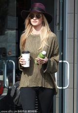 组图：超模惠特莉时尚出街 身材苗条长腿抢镜