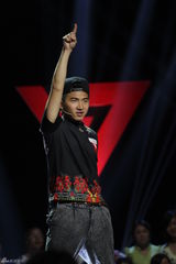 组图：快男杭州十四强诞生 流浪歌手感动全场