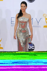 组图：艾美奖红毯 刘玉玲银装素裹未来感十足