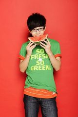 组图：胡夏《当代歌坛》写真曝光 表情斯文经典