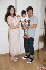 组图：陈浩民太太出院 一家四口亮相乐融融