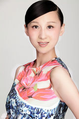 组图：练束梅春日写真风情万种