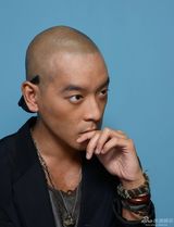 组图：《僵尸》导演麦浚龙拍写真眼神嚣张