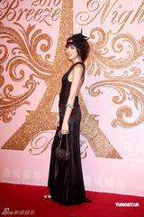 幻灯图：侯佩岑小洋装俏丽 白歆惠裙角飞扬