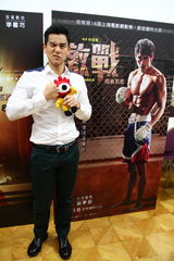 组图：彭于晏《激战》受访 搞怪合影小浪