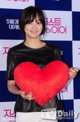 组图：郑京浩金素恩等捧爱心支持英国影片试映