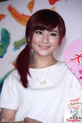 组图：Selina与老公共同做公益 浅笑清新似少女