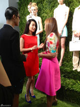 组图：白冰红裙亮相纽约时装周观娜奥米走秀