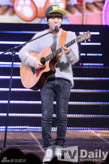 组图：韩团missA携新曲回归 女团齐秀腿拼性感