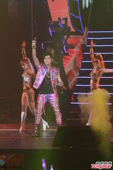 组图：周杰伦开个唱大秀人鱼线 张智霖同台助阵