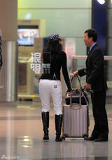 组图：章子怡凌晨单独返京 汪峰躲媒体不见踪影