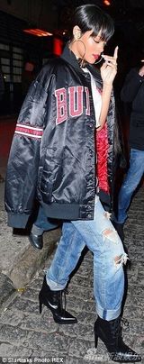 组图：蕾哈娜夜店买醉 公牛外套加身风骚晒蛮腰