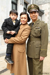 组图：《捍卫者》史可造型多变 时而村妇时而贵妇